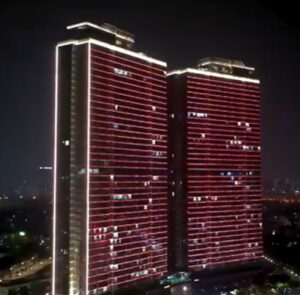 Giải pháp chiếu sáng RGB Dynamic Facade Lighting cho tòa nhà cao tầng với khả năng thay đổi hàng triệu màu sắc sống động.