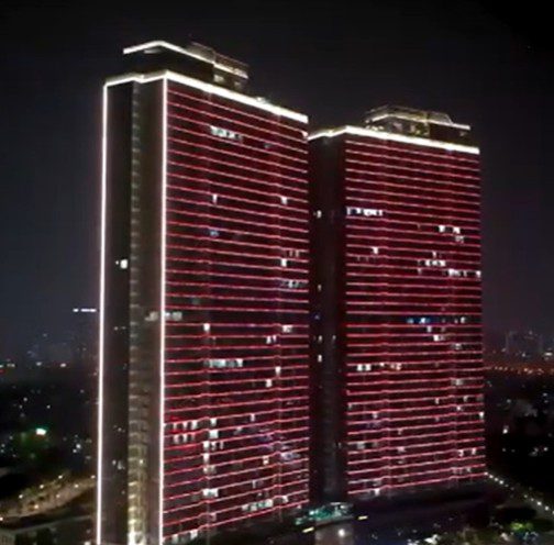 Giải pháp chiếu sáng RGB Dynamic Facade Lighting cho tòa nhà cao tầng với khả năng thay đổi hàng triệu màu sắc sống động.