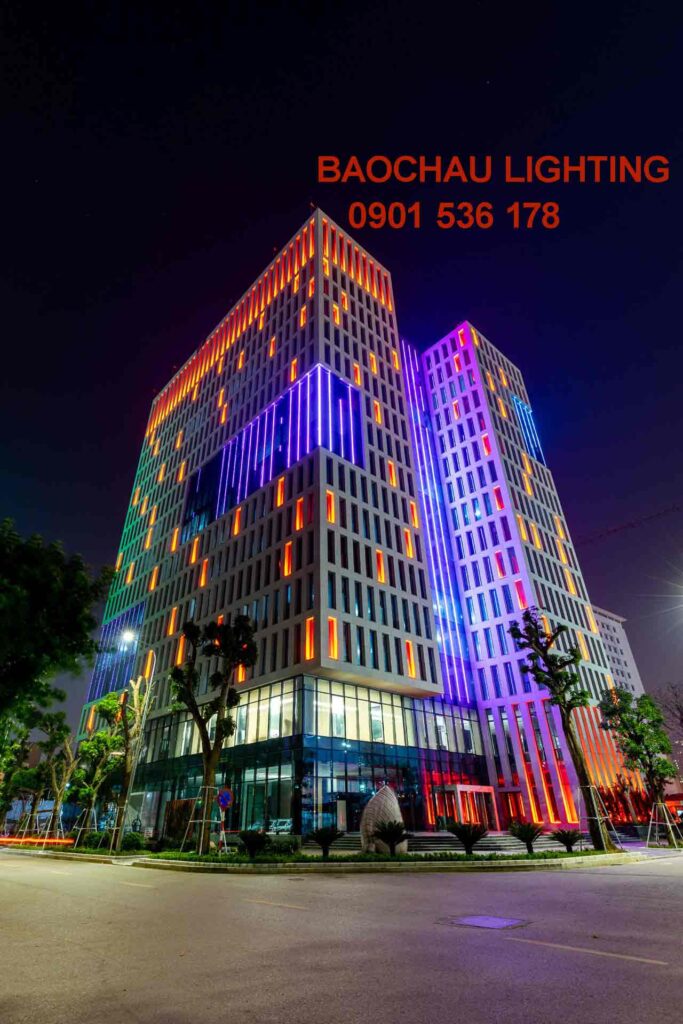 Mẫu thiết kế building facade lighting cho tòa nhà văn phòng sử dụng ánh sáng trắng trung tính nhấn mạnh đường nét kiến trúc vững chãi.