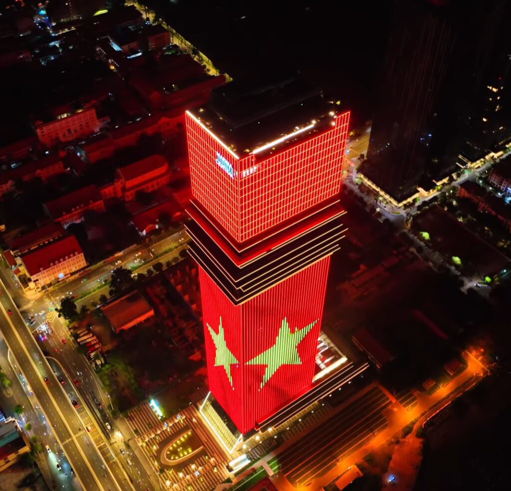 Công trình thi công led mỹ thuật tòa nhà văn phòng cao tầng với hệ thống led thanh đổi màu, được hoàn thiện chuyên nghiệp bởi Bảo Châu AD.