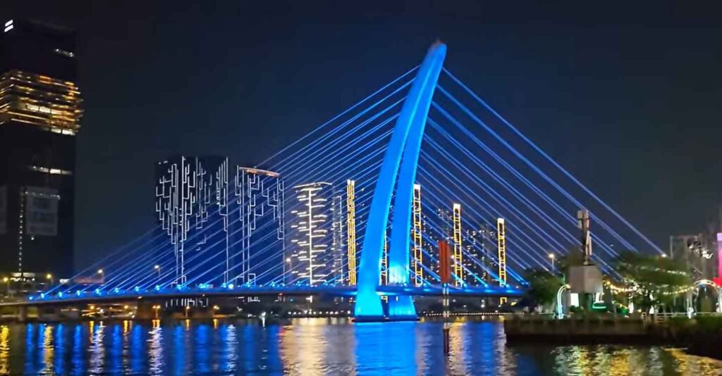 Công trình chiếu sáng mỹ thuật cầu vòm với hệ thống đèn LED pha công suất lớn đổi màu RGB chuyên nghiệp, được thi công bởi Bảo Châu AD.