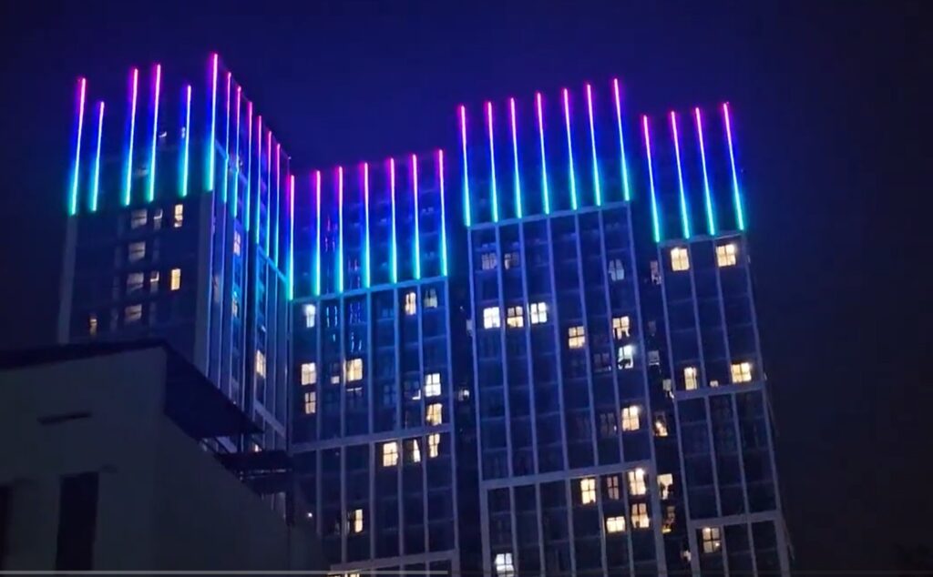 Mẫu công trình chiếu sáng mỹ thuật Facade Lighting bằng đèn LED thanh Linear đổi màu RGB, thi công chuyên nghiệp bởi Bảo Châu AD.