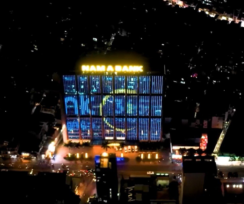 Dự án Media Facade rực rỡ tại một cao ốc vách kính vách kính vách kính vách kính lớn vách kính vách kính lớn hiện đại ở TP.HCM, minh chứng năng lực lập trình DMX512 và thi công Facade Lighting công nghệ cao của Bảo Châu Ad.