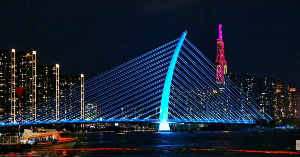 Dự án chiếu sáng mỹ thuật Cầu Ba Son với hệ thống đèn LED dây văng đổi màu hiện đại, được thi công trọn gói bởi đơn vị chiếu sáng nghệ thuật Bảo Châu AD tại TP.HCM.