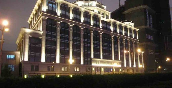 Tất Tần Tật Về Đèn Hắt Ngoài Trời: Hướng Dẫn Chọn Mua và Sử Dụng Hiệu Quả