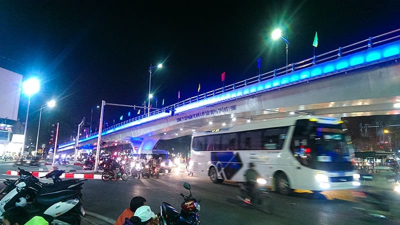 đèn hắt cầu vượt