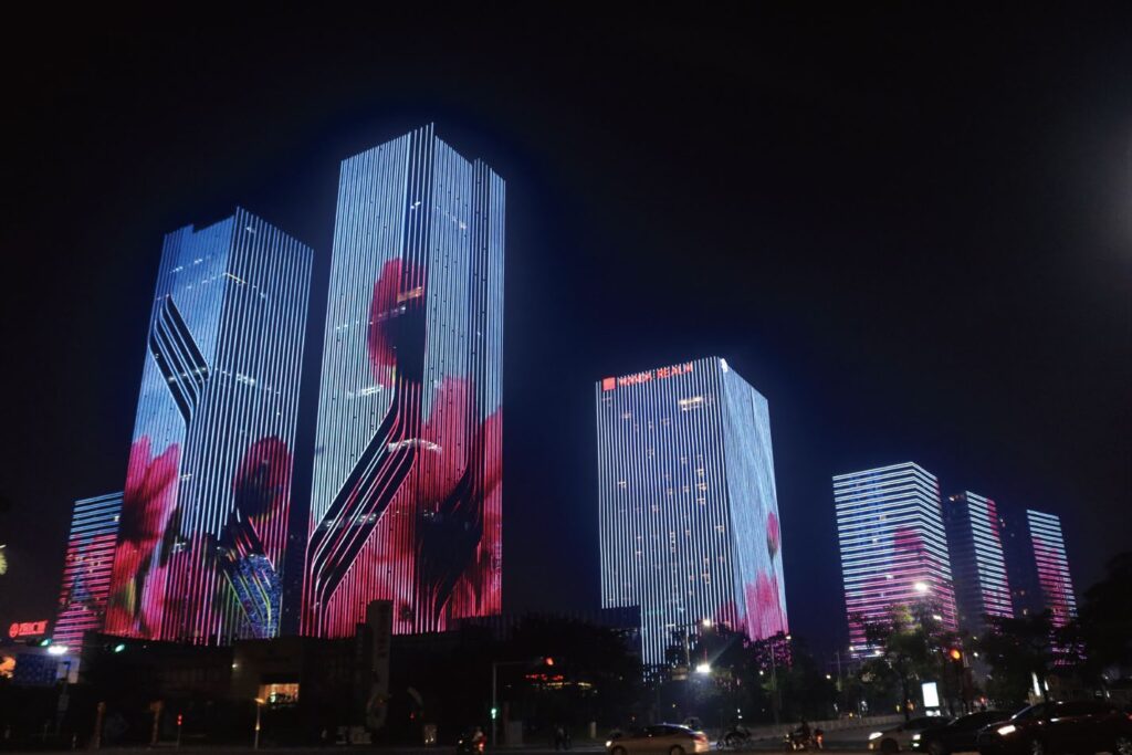 Hệ thống LED trang trí tòa nhà cao tầng với hiệu ứng Media Facade trình diễn hình ảnh nghệ thuật