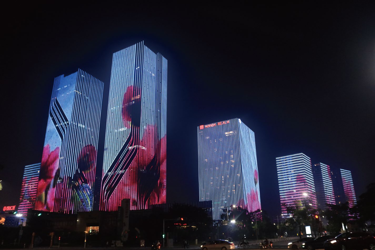 Hệ thống LED trang trí tòa nhà cao tầng với hiệu ứng Media Facade trình diễn hình ảnh nghệ thuật
