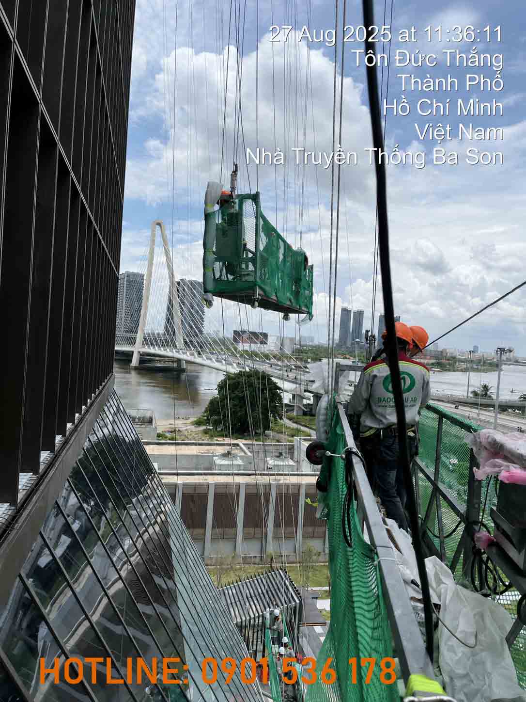 Đội ngũ Bảo Châu AD thi công LED mặt dựng Marina IFC bằng hệ thống tiếp cận trên cao